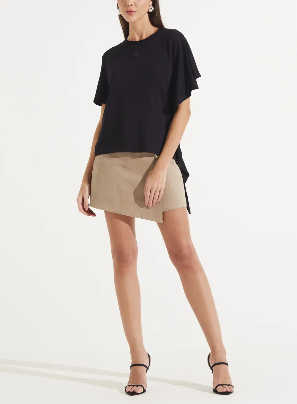 Camiseta Feminina Moderna Com Babados Assimétricos Preto 1