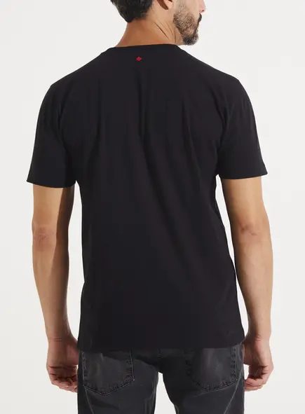 Camiseta Minimalista Com Logo