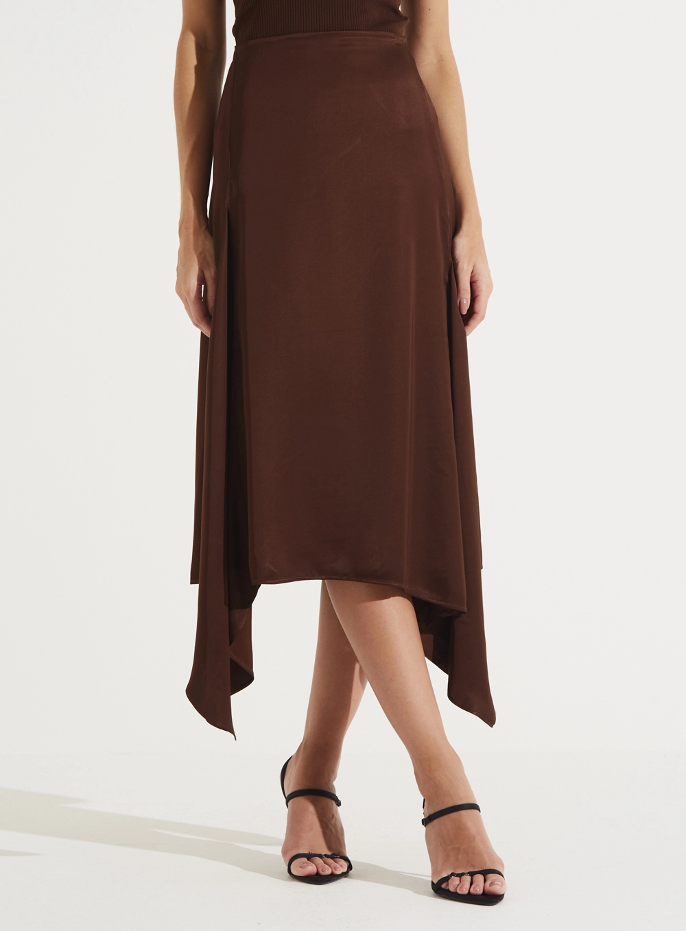 Saia Midi Fluída Com Assimetria Marrom 2