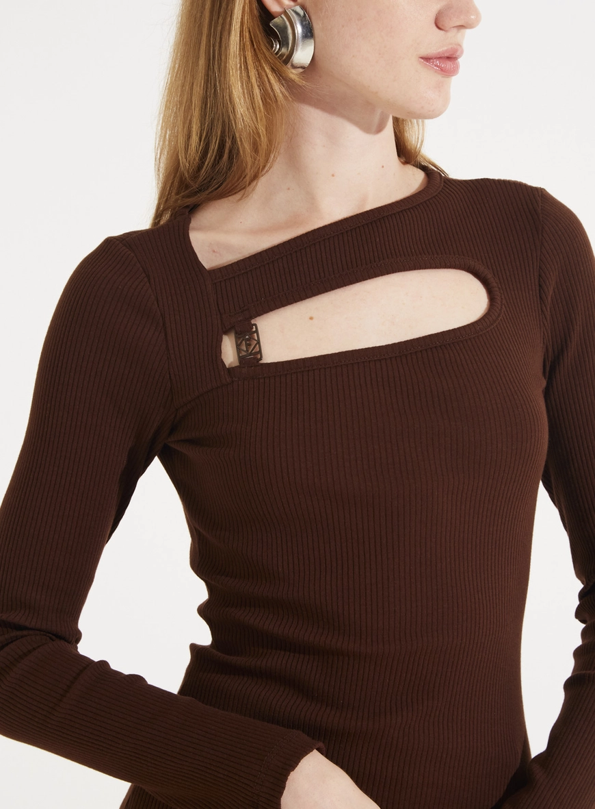 Blusa Feminina Canelada Decote Geométrico Marrom 3