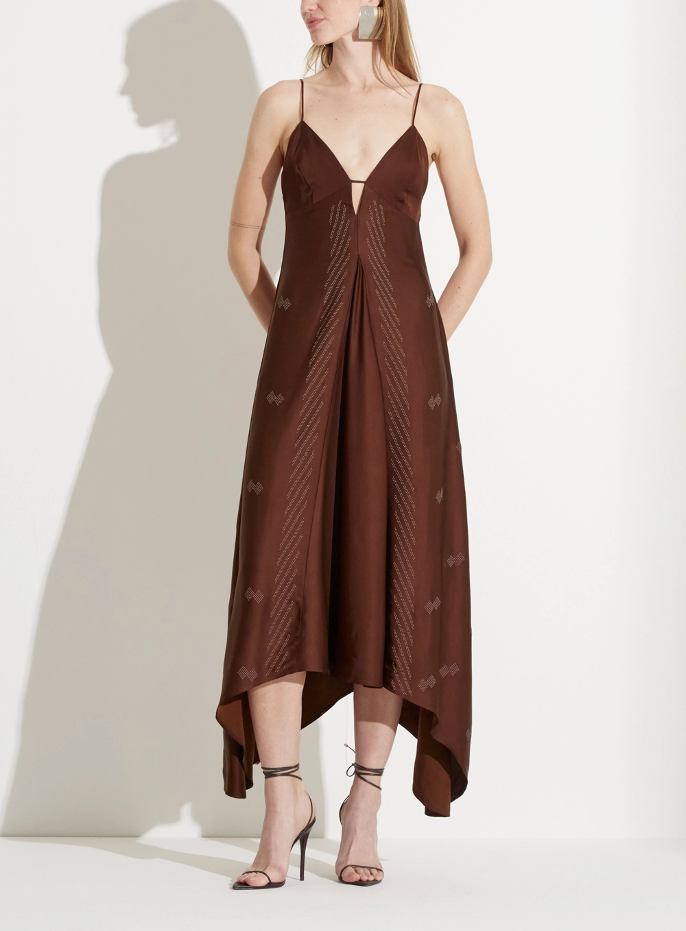 Vestido Acetinado Assimétrico Com Bordado Marrom 2