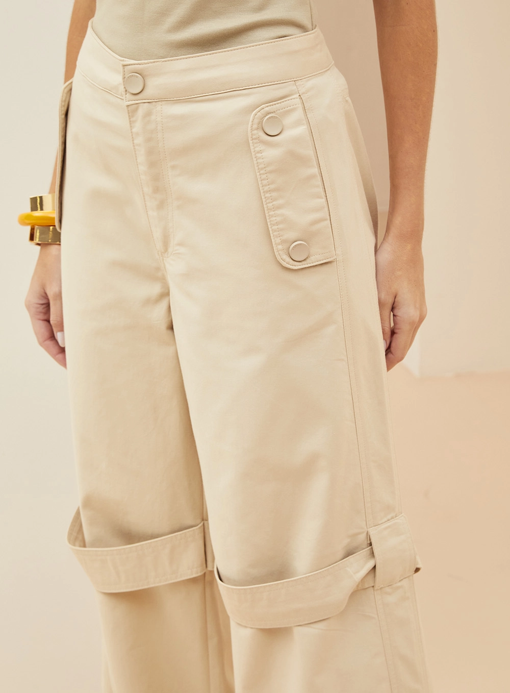 Calça Feminina Ampla Com Tiras Bege 4