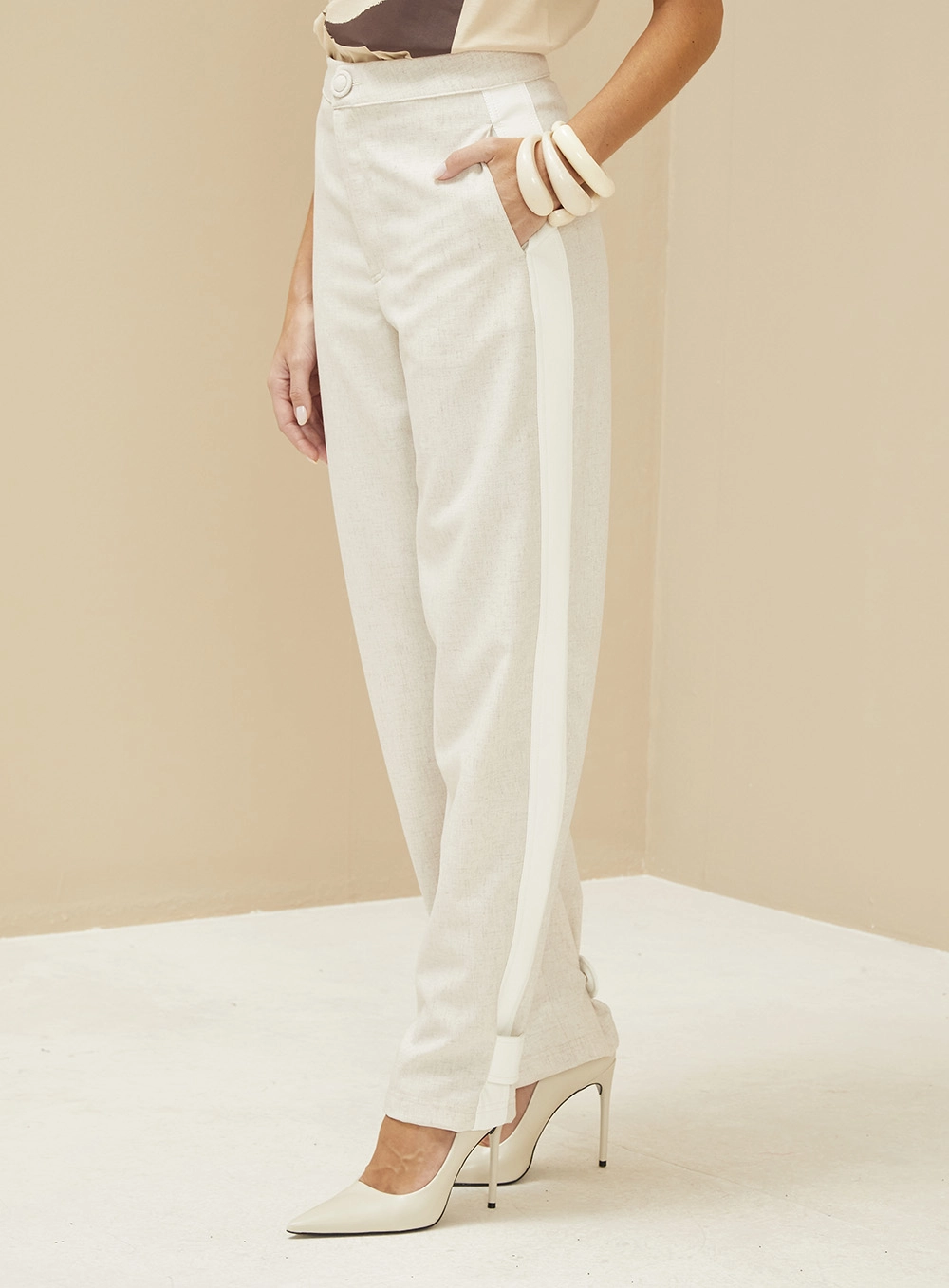 Calça Feminina Ballon Com Listras Laterais Bege 4