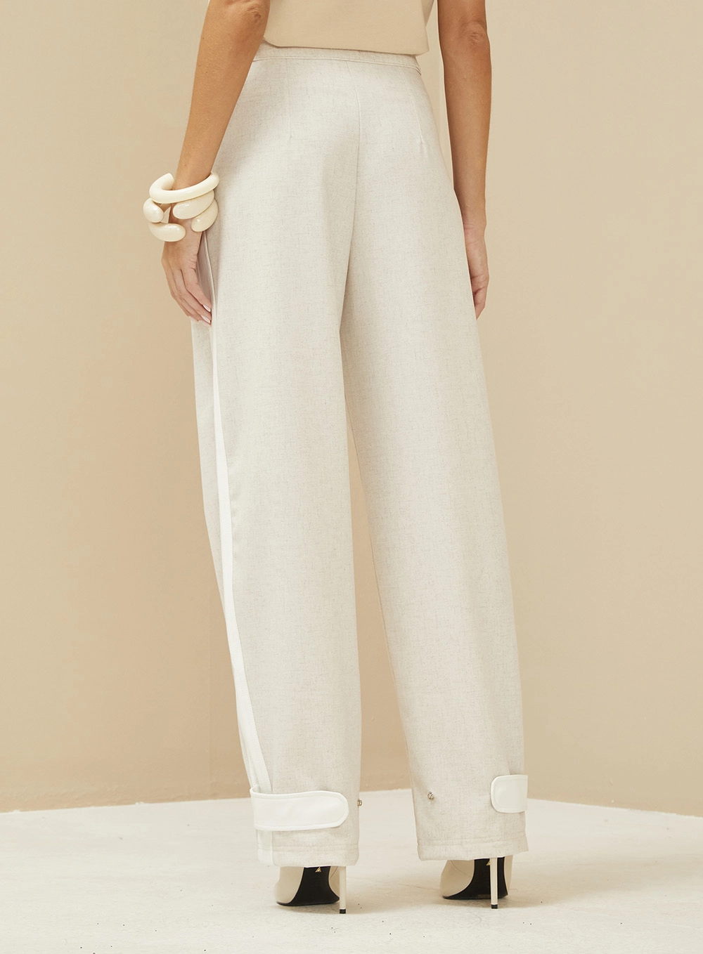 Calça Feminina Ballon Com Listras Laterais Bege 5