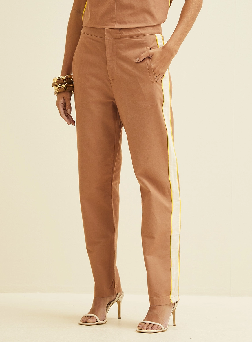 Calça Slim Com Listra Lateral Marrom 2