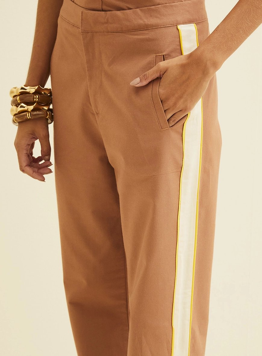 Calça Slim Com Listra Lateral Marrom 3