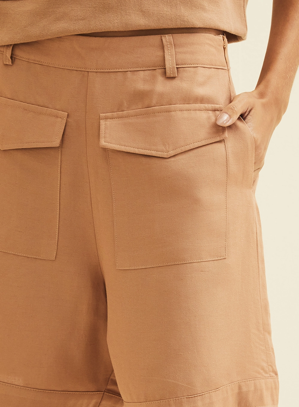 Bermuda Reta Com Bolsos Frontais Marrom 3