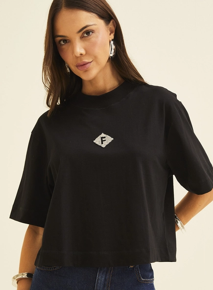 Camiseta Feminina Com Logo Em Aplicação