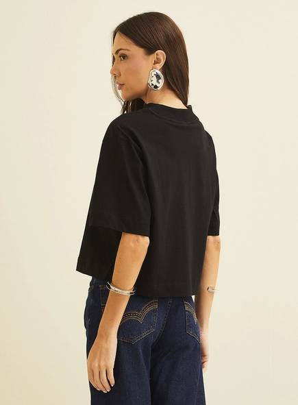 Camiseta Feminina Com Logo Em Aplicação