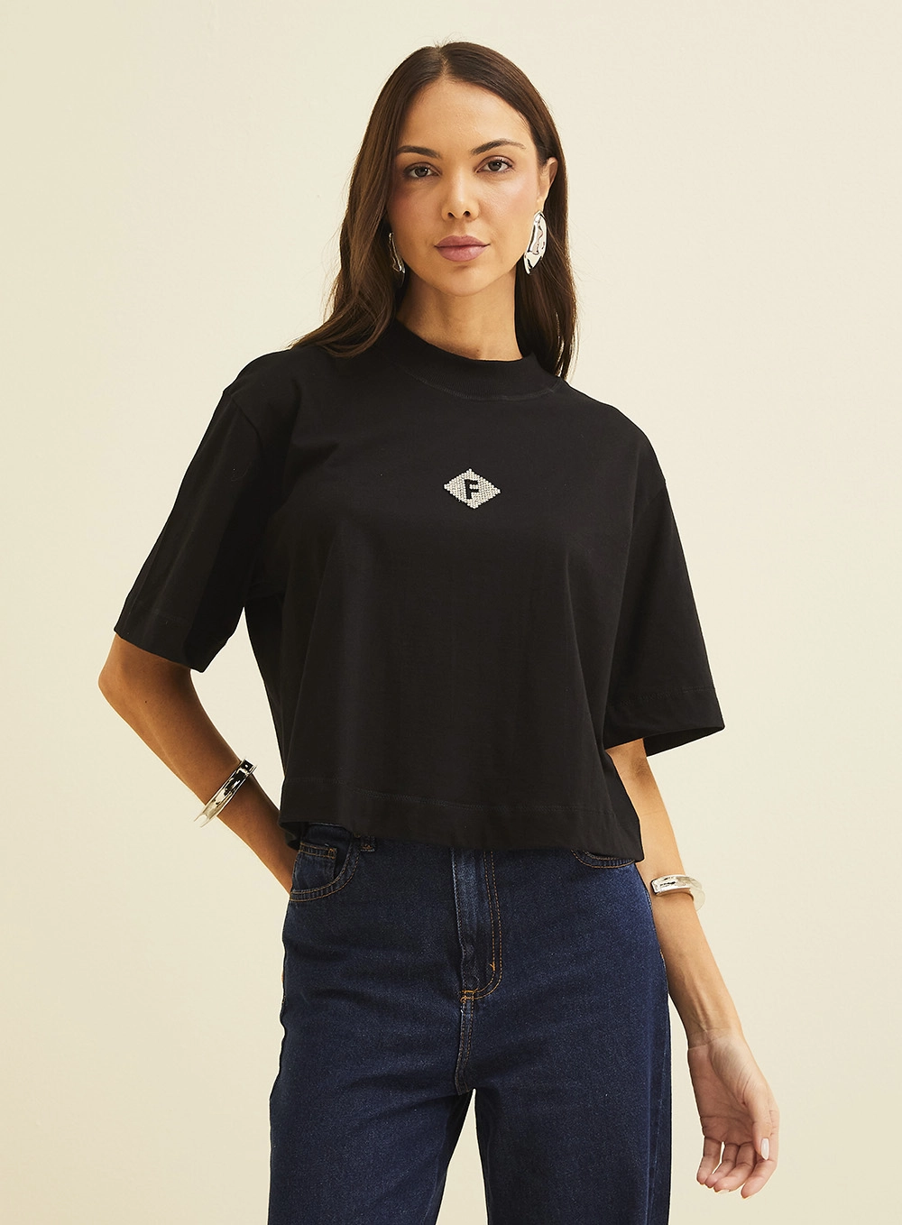 Camiseta Feminina Com Logo Em Aplicação Preto 2