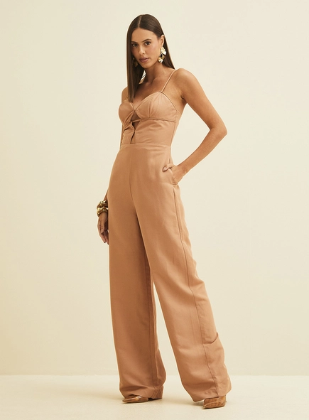 Macacão Estruturado Com Recortes