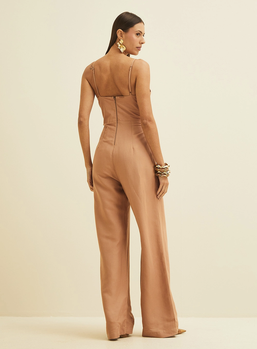 Macacão Estruturado Com Recortes Marrom 4