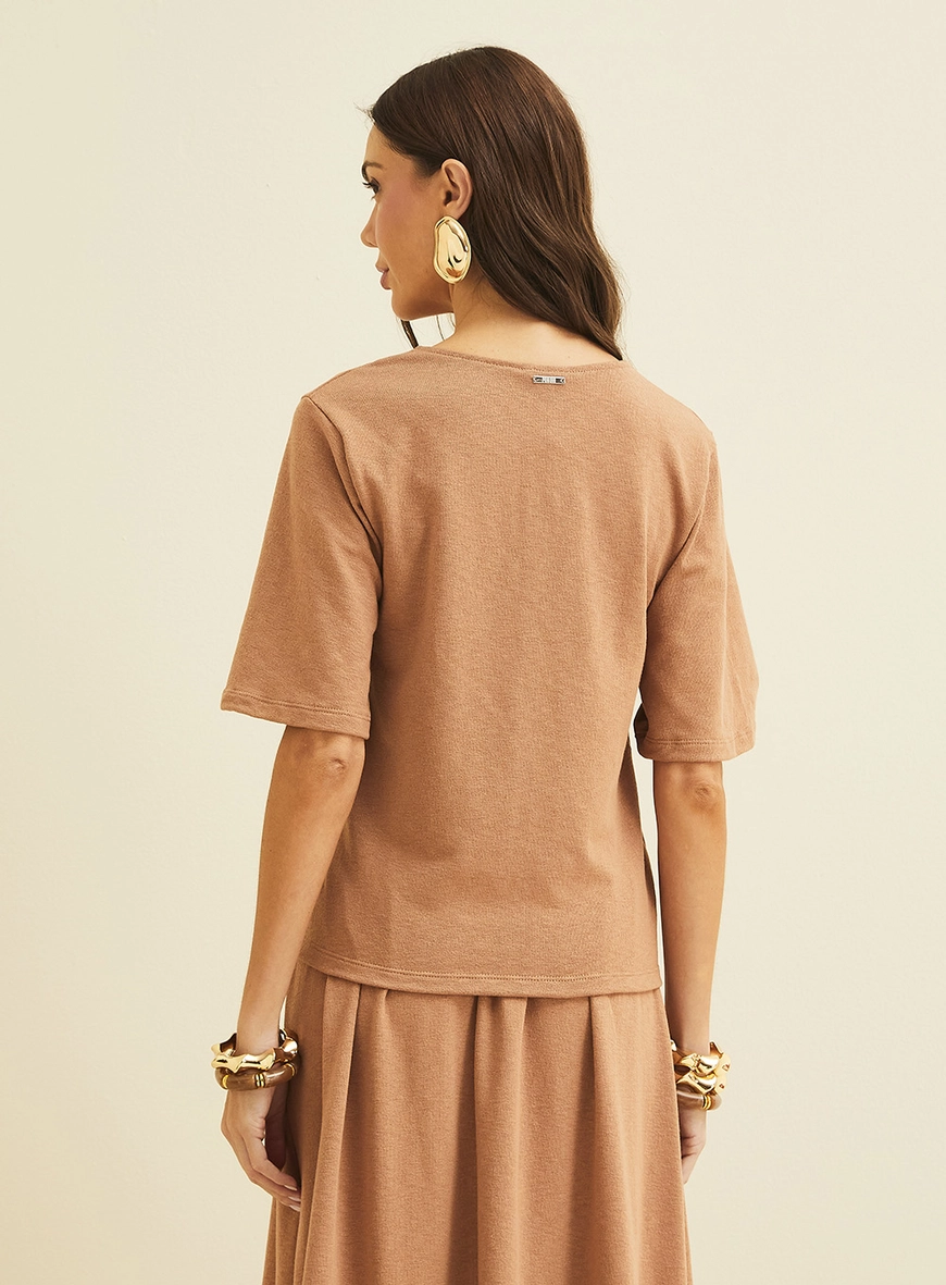 Blusa Reta Decote V Marrom 4