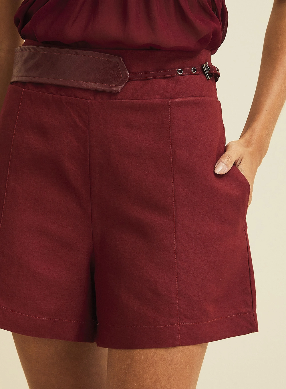Short Alfaiataria Em Linho Bordô 3