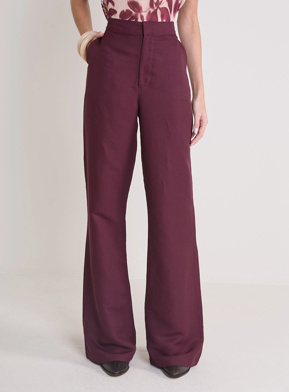 Calça Feminina Alfaiataria New Flare Bordô 2