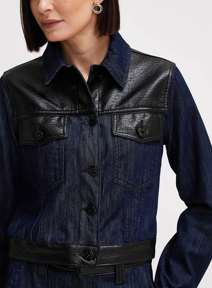 Jaqueta Jeans Feminina Trucker Sobreposição