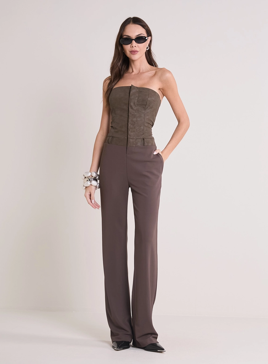 Macacão Pu Com Sobreposição Marrom 2