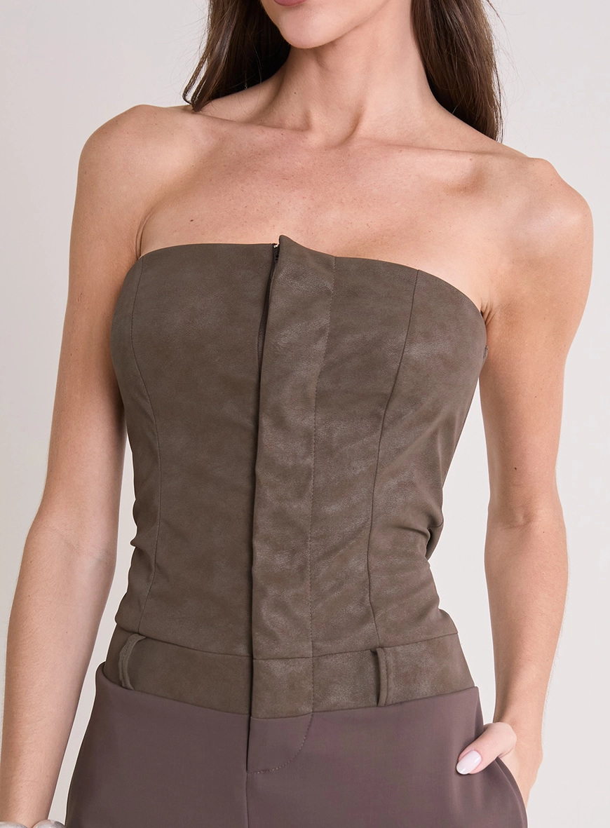 Macacão Pu Com Sobreposição Marrom 3