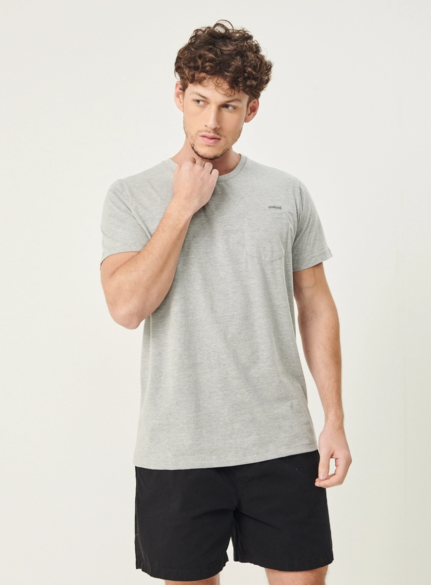 Camiseta Basics Com Bordado E Bolso