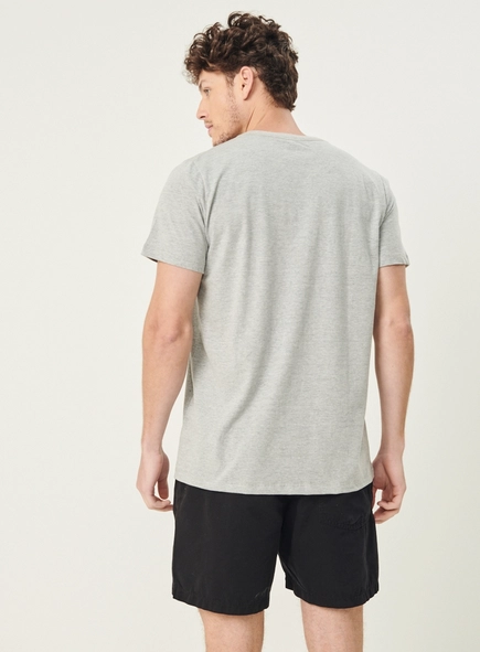 Camiseta Basics Com Bordado E Bolso Cinza