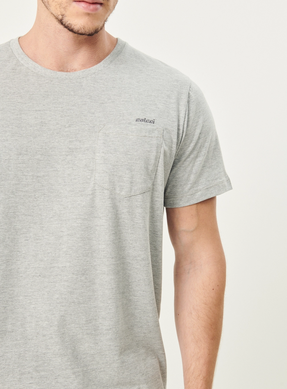 Camiseta Basics Com Bordado E Bolso Cinza