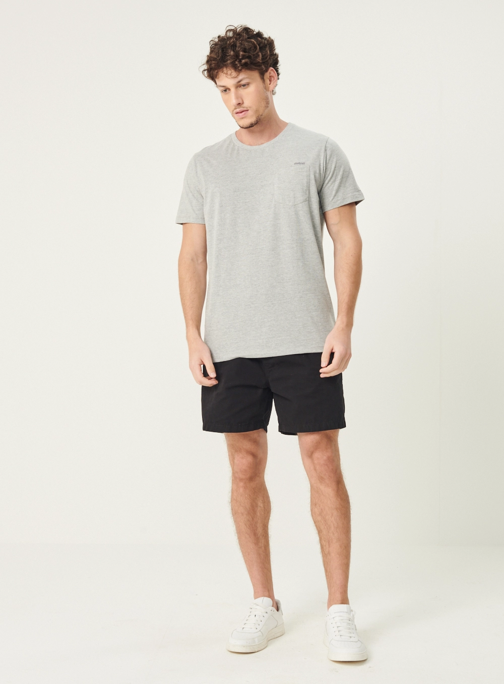 Camiseta Basics Com Bordado E Bolso Cinza