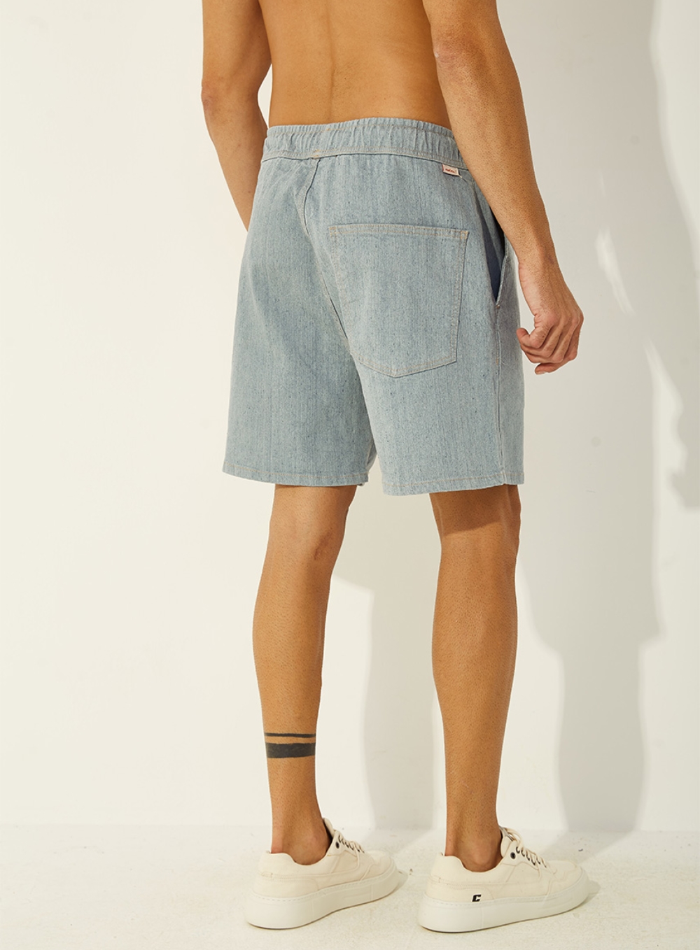 Bermuda Beachshort Jeans Com Bolsos E Cadarço Colcci