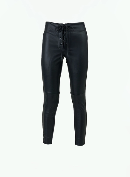 Calça Skinny Com Ilhós