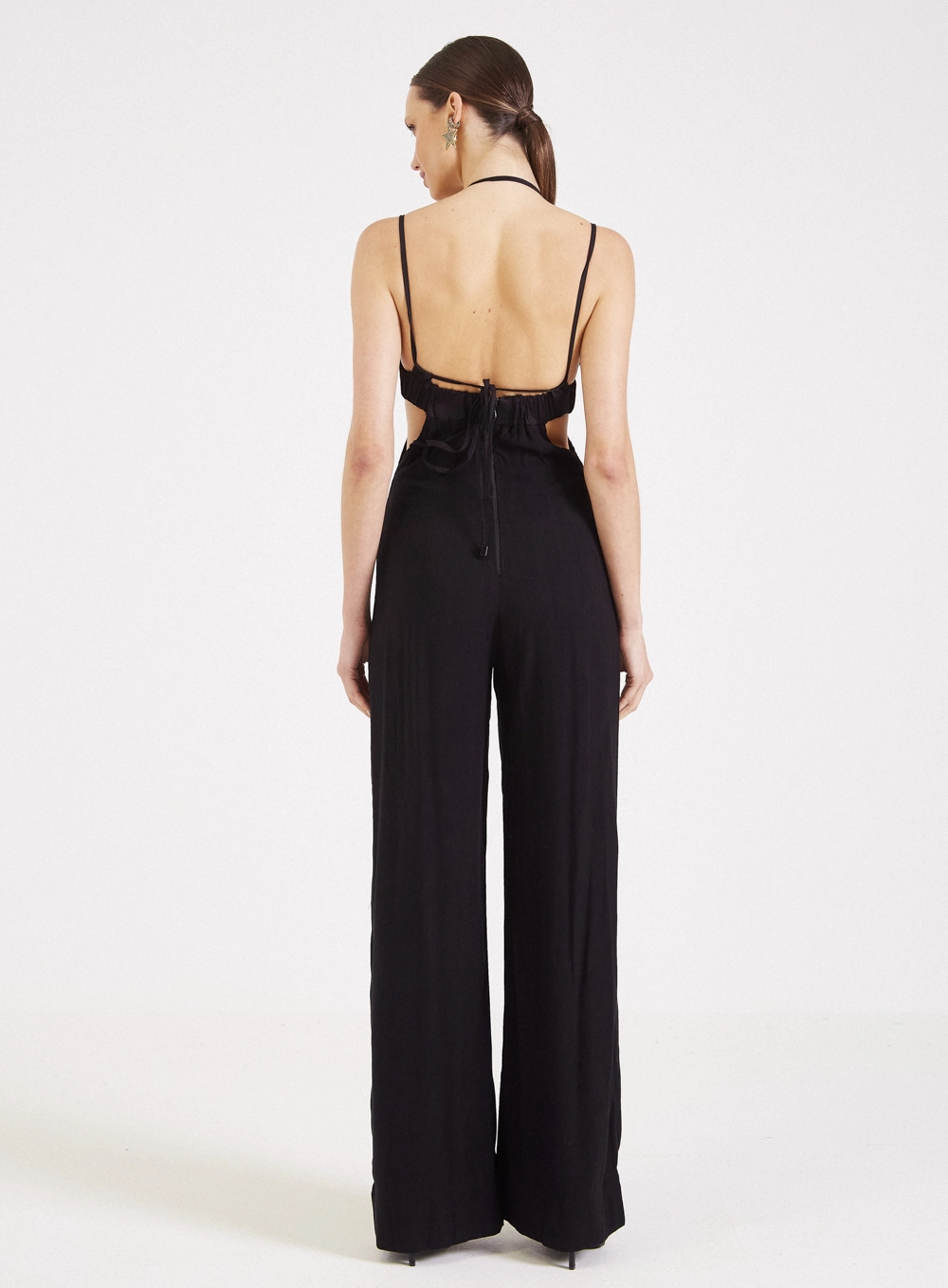 Macacão Linho Pantalona Com Cut Out Preto 2