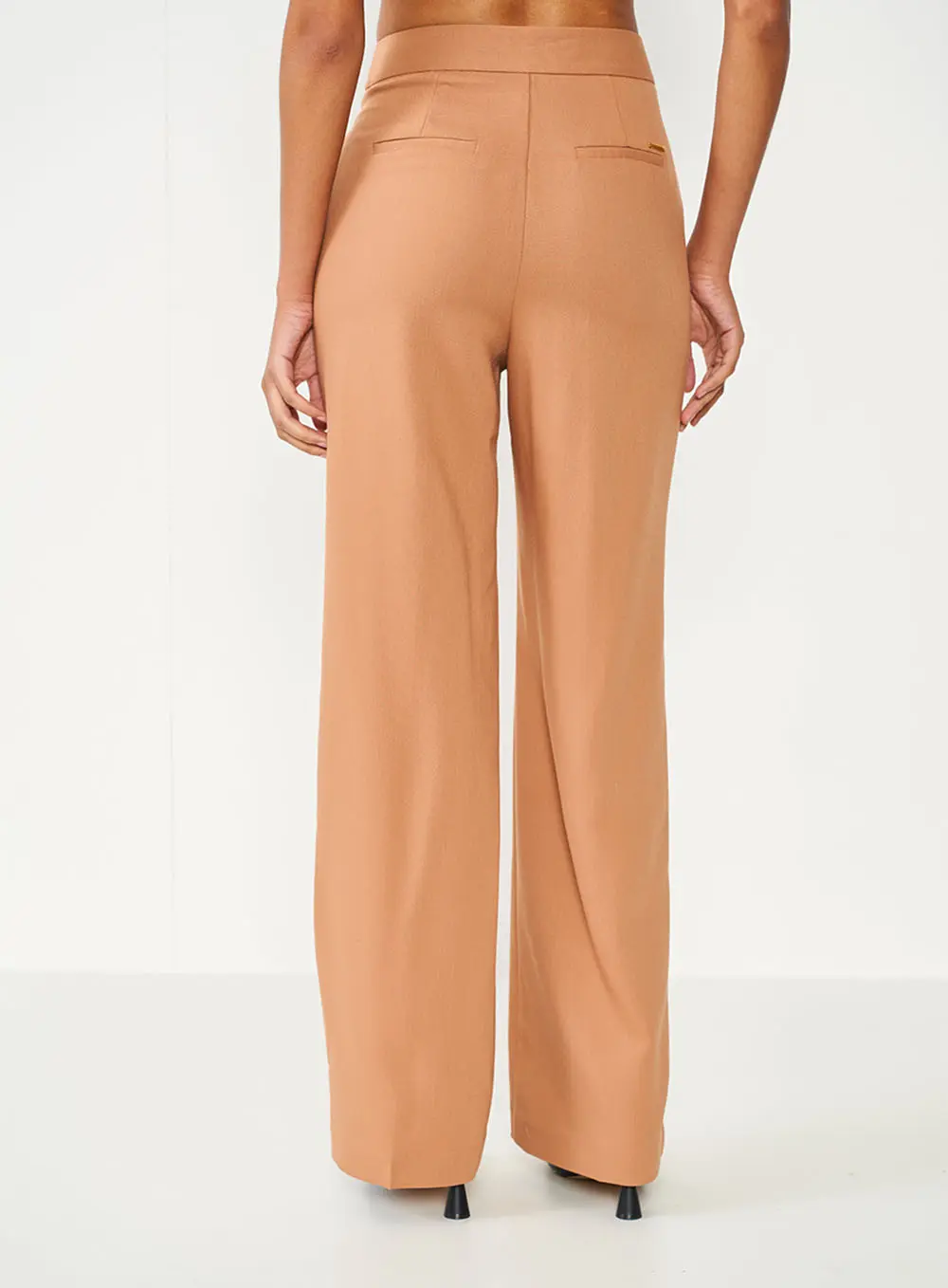 Calça Joana Com Detalhe Bolso Marrom Delle