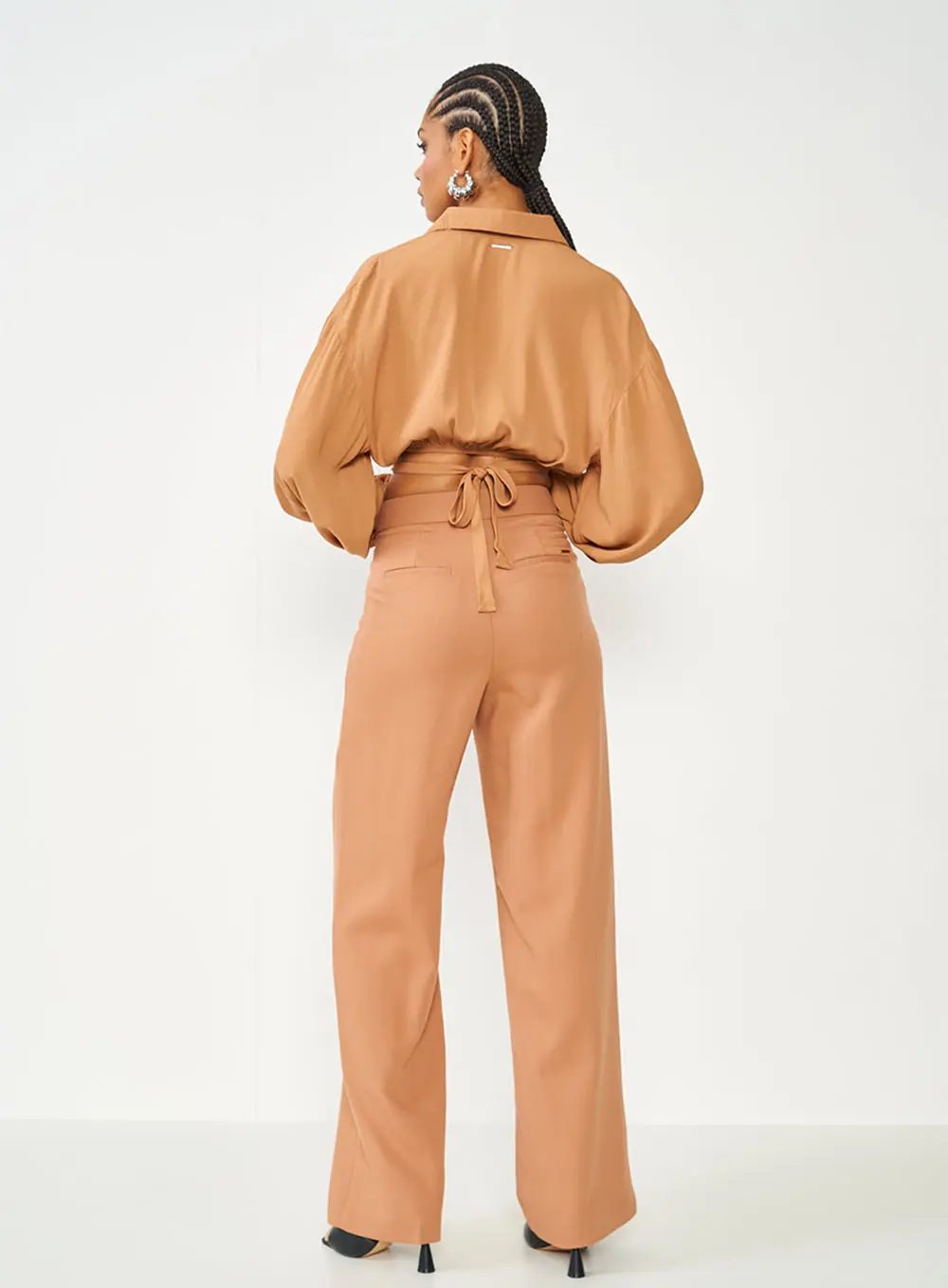 Calça Joana Com Detalhe Bolso Marrom Delle