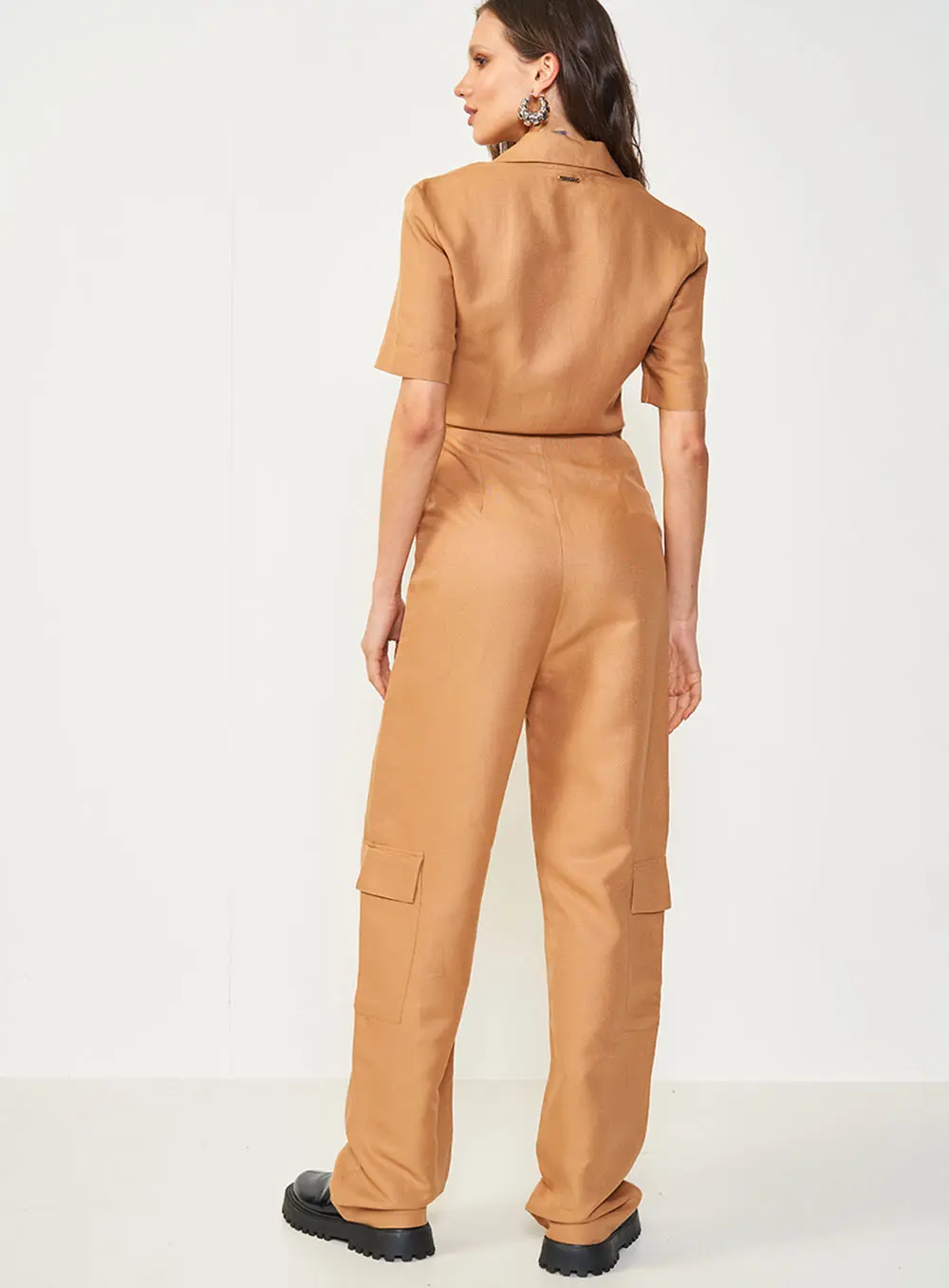 Macacão Alfaiataria Manga Curta Marrom Delle