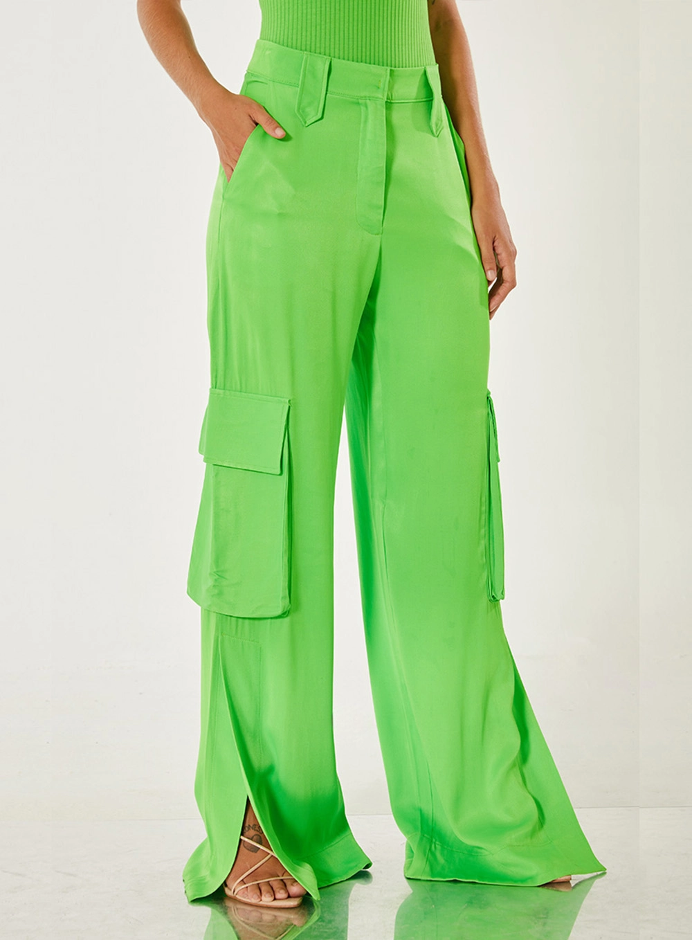 Calça Pantalona Com Bolsos Laterais Verde 3