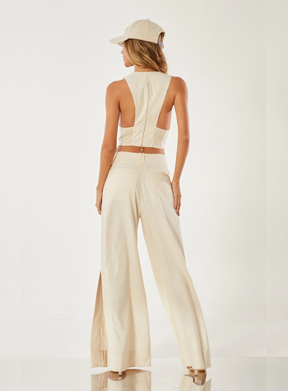 Calça Alfaiataria Loose Com Abertura Lateral Bege 2