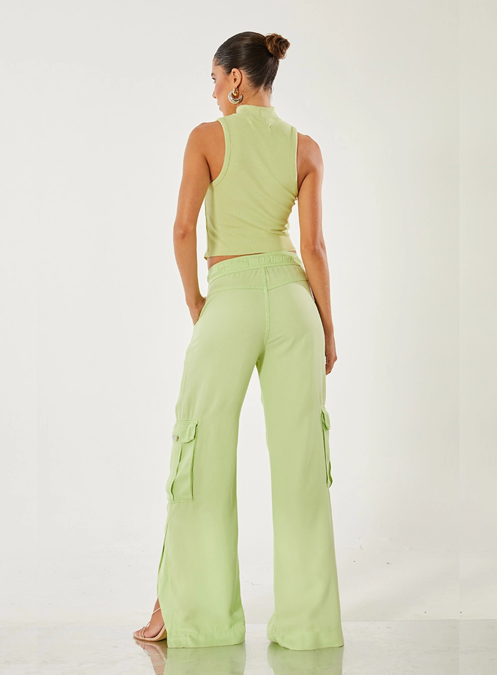 Calça Pantalona Com Bolsos Verde 2