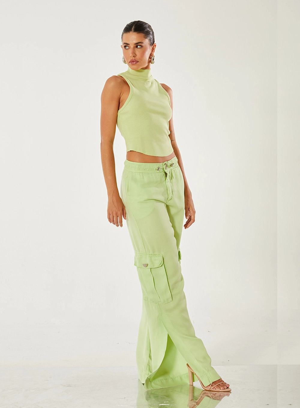 Calça Pantalona Com Bolsos Verde 4