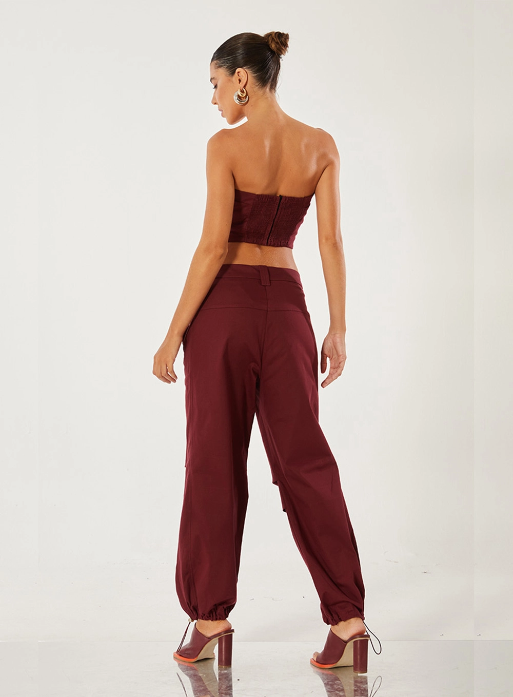 Calça Pregas Com Cinto Bordo 2