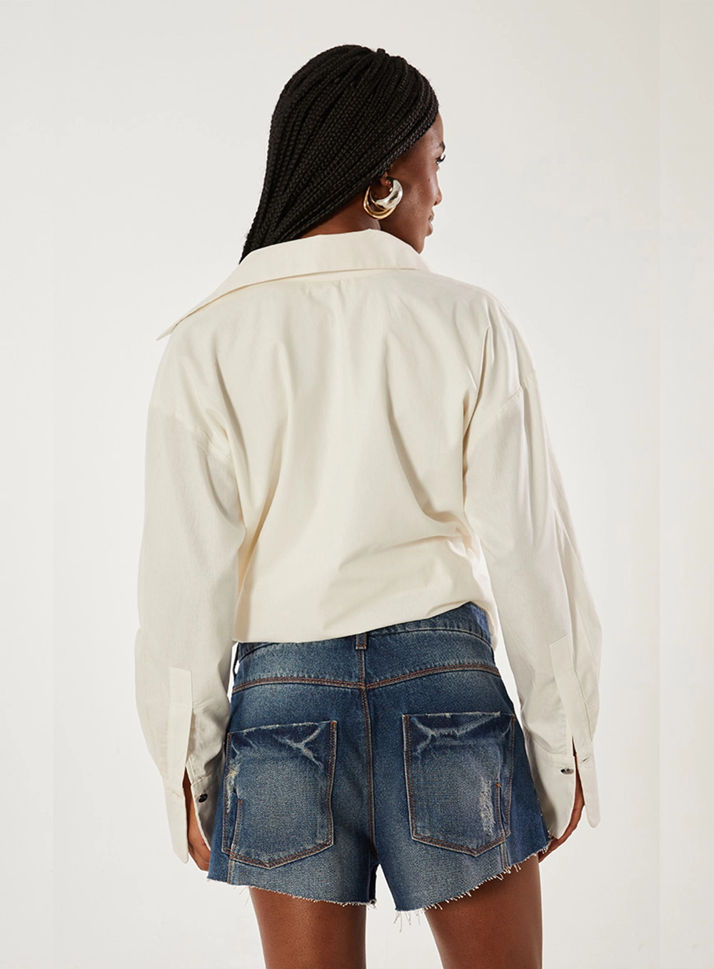 Short Jeans Thássia Com Aplicação Índigo 2