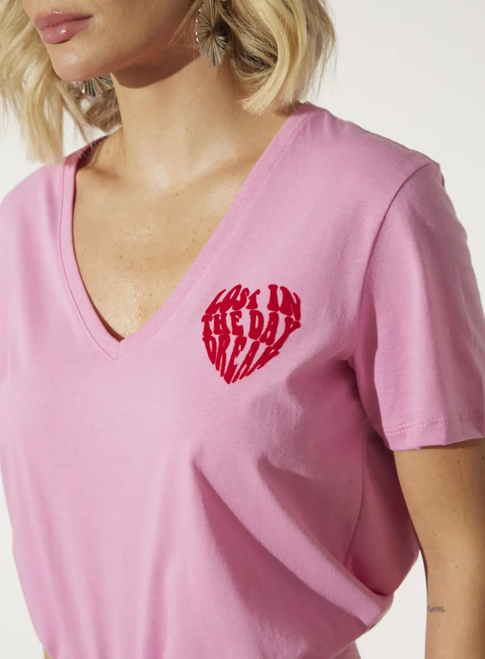 Camiseta Reta Detalhe Coração Rosa Gracioso 3