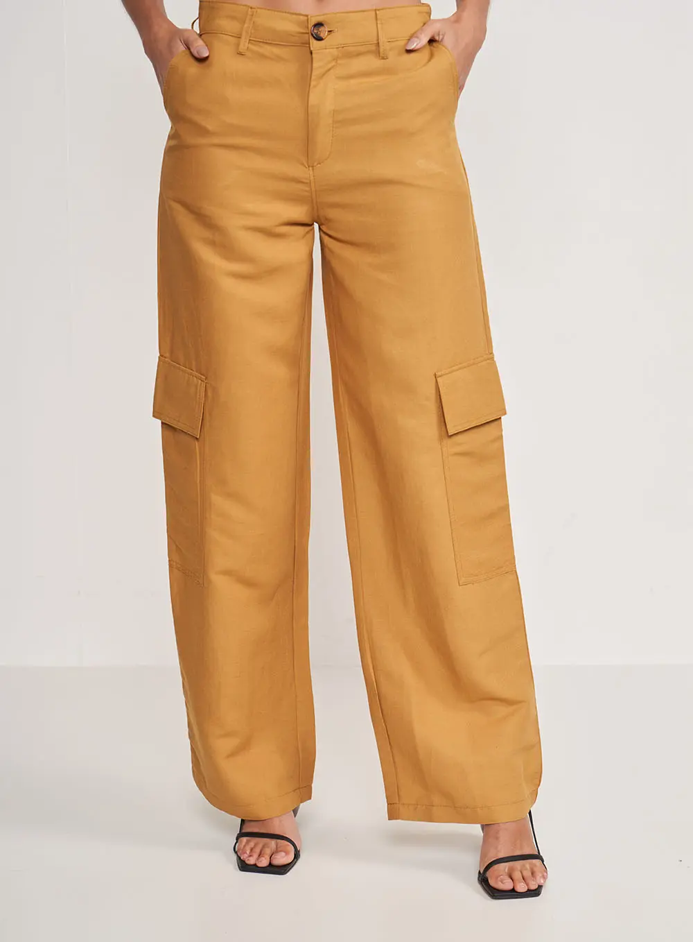 Calça Alfaiataria Jade Marrom Com Bolsos Marrom Ebbela