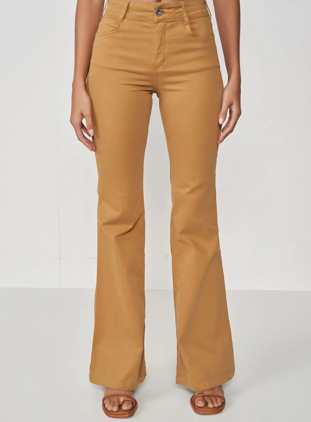 Calça Flare Bia Sarja Comaneci Marrom Ebbela
