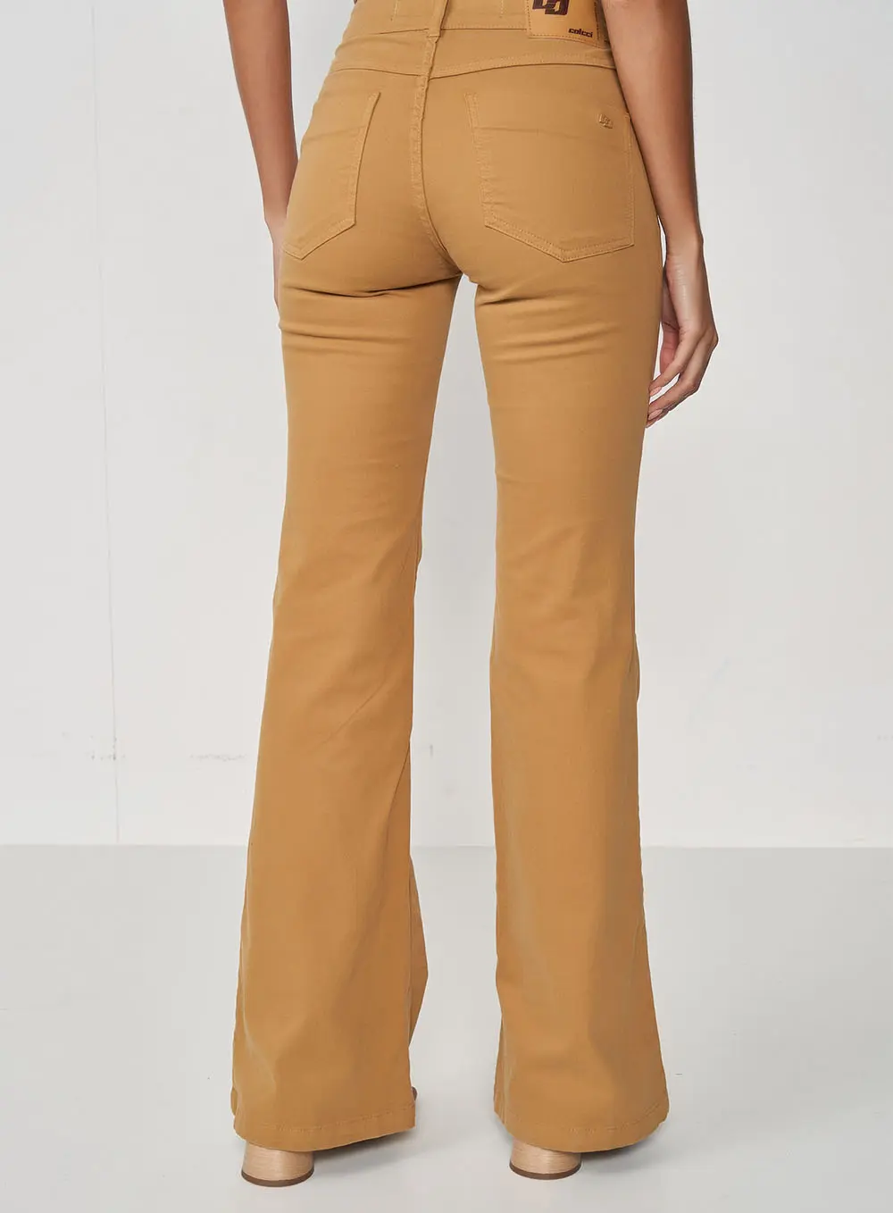 Calça Flare Bia Sarja Comaneci Marrom Ebbela