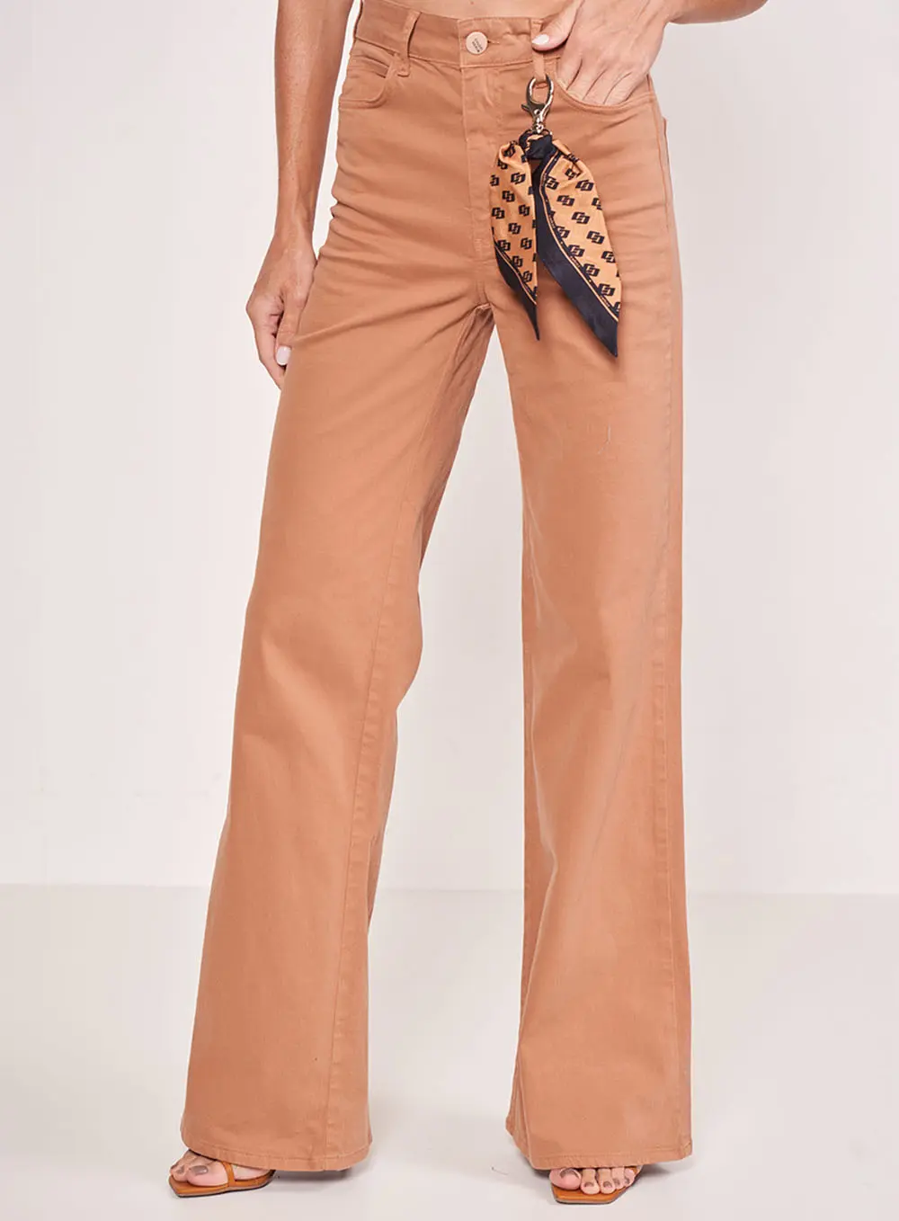 Calça Sarja Boot Cut Marrom Delle