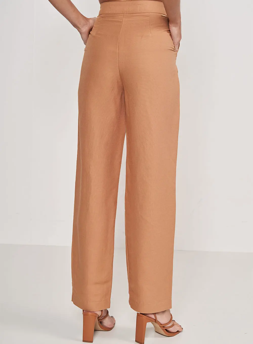 Calça Alfaiataria Joana Com Linho Marrom Delle