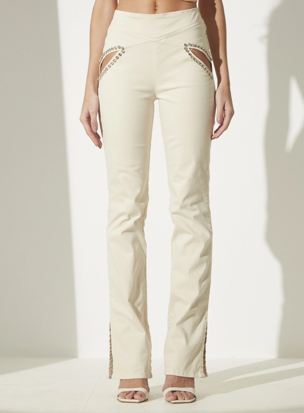 Calça Sarja Flare Com Bordado Manual Bege 1