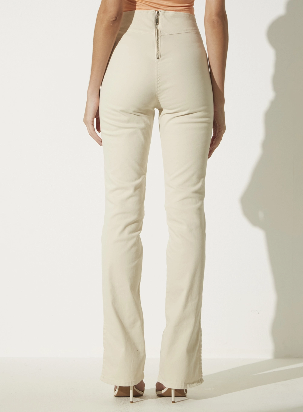 Calça Sarja Flare Com Bordado Manual Bege 2