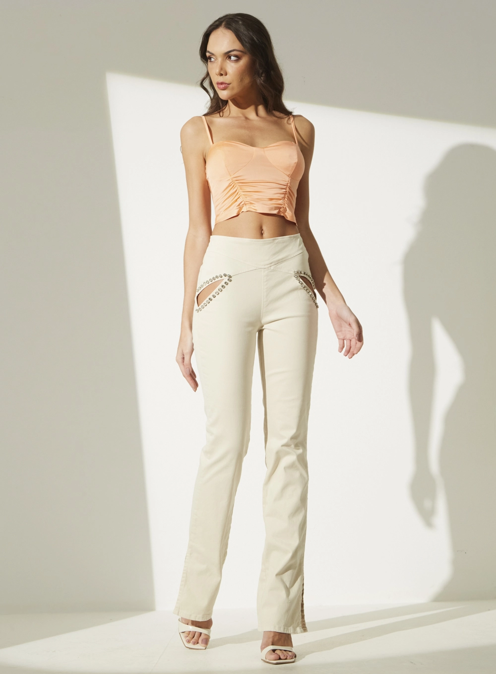 Calça Sarja Flare Com Bordado Manual Bege 4