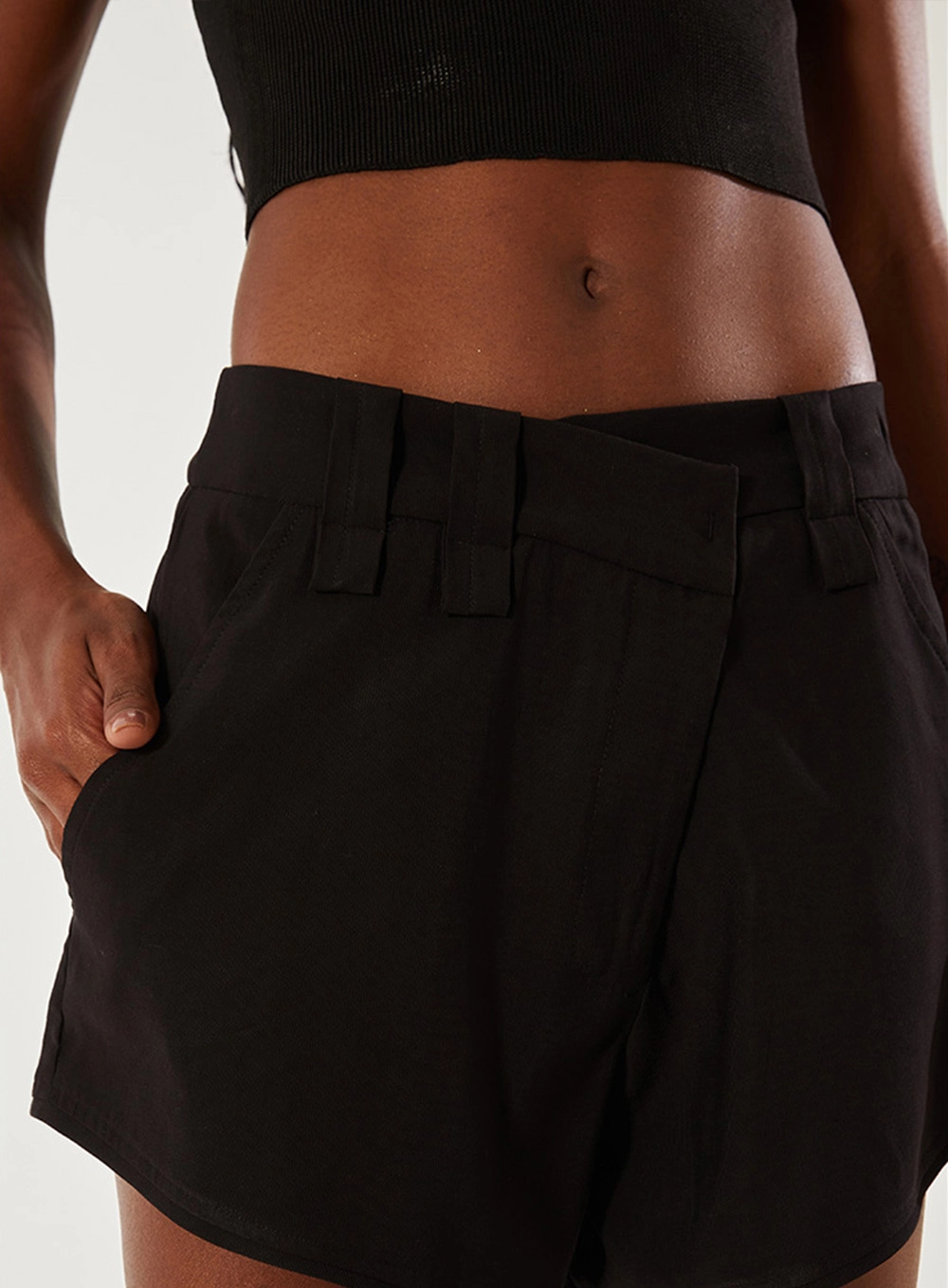 Short Alfaiataria Detalhe Assimétrico Preto 3