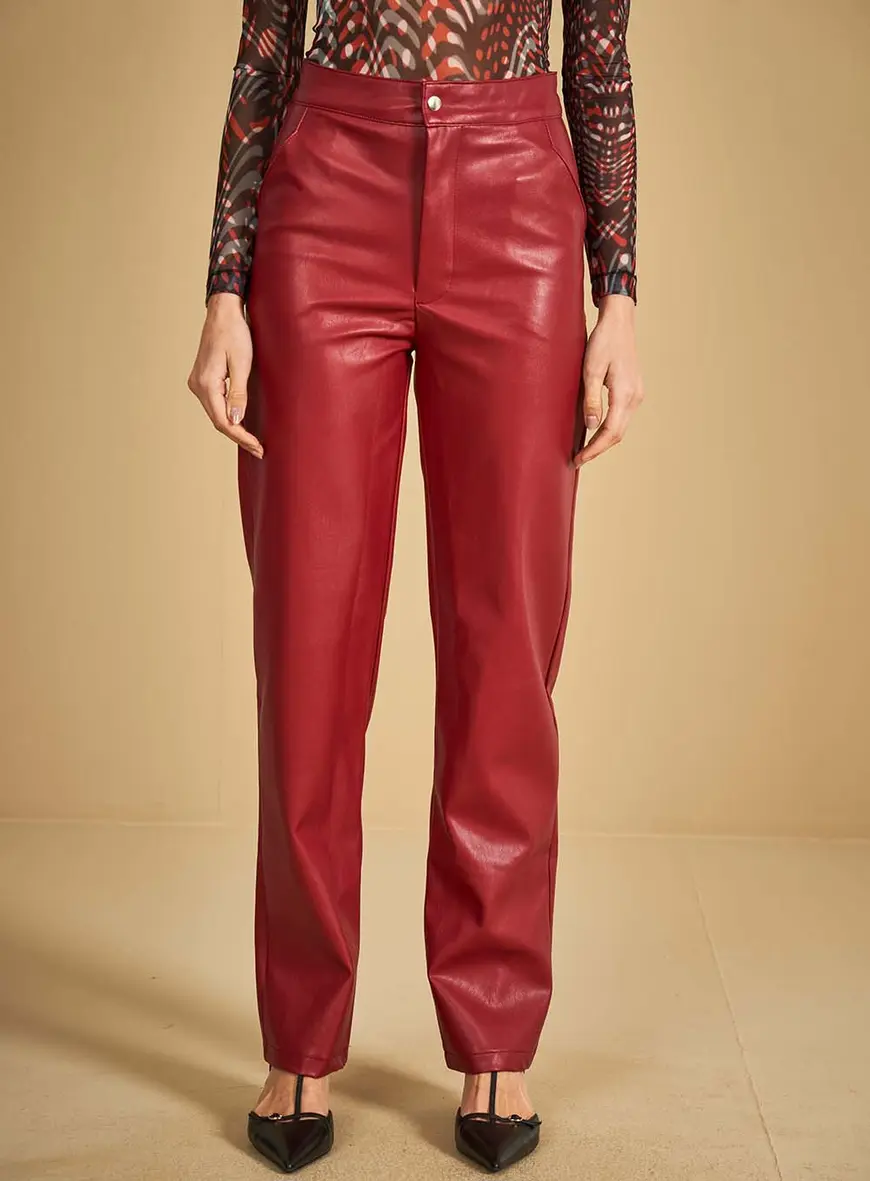 Calça Reta Couro Sintético Bordô Bloodstone 1