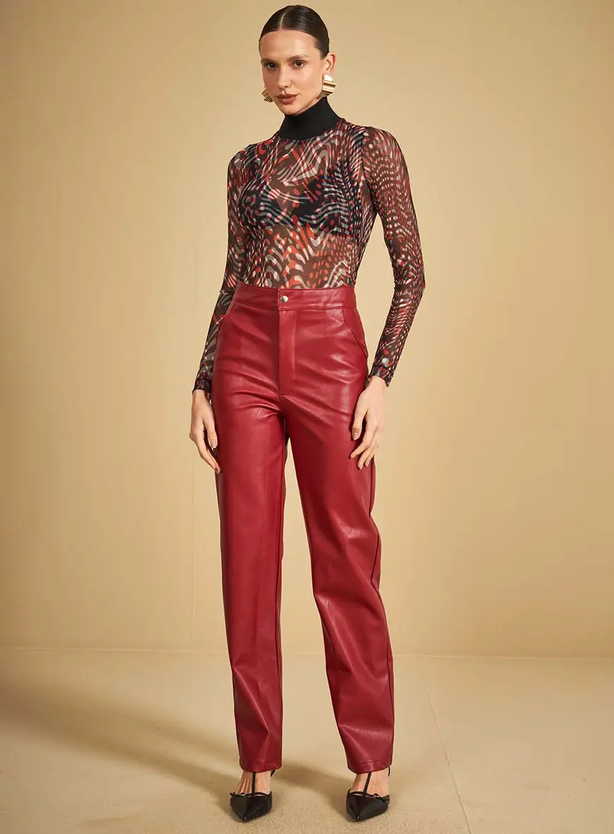 Calça Reta Couro Sintético Bordô Bloodstone 4